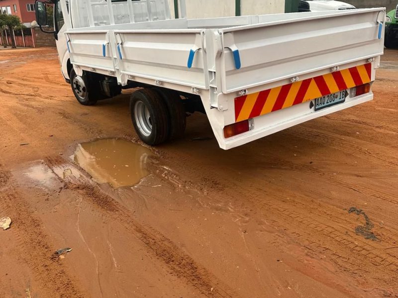 Vendo Toyota Dyna Blackberry super nova.