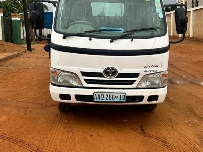 Vendo Toyota Dyna Blackberry super nova.