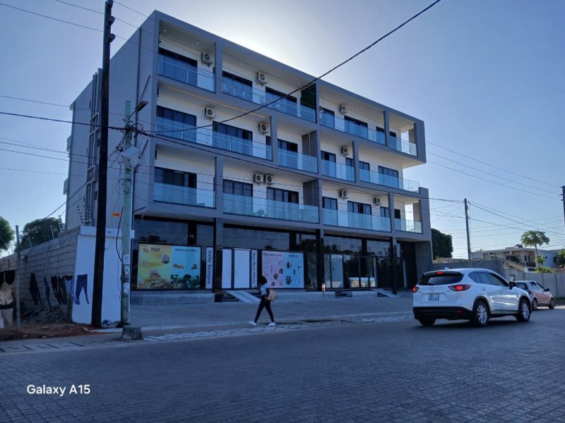 Vende-se T3 em Laulane (Berma da estrada)