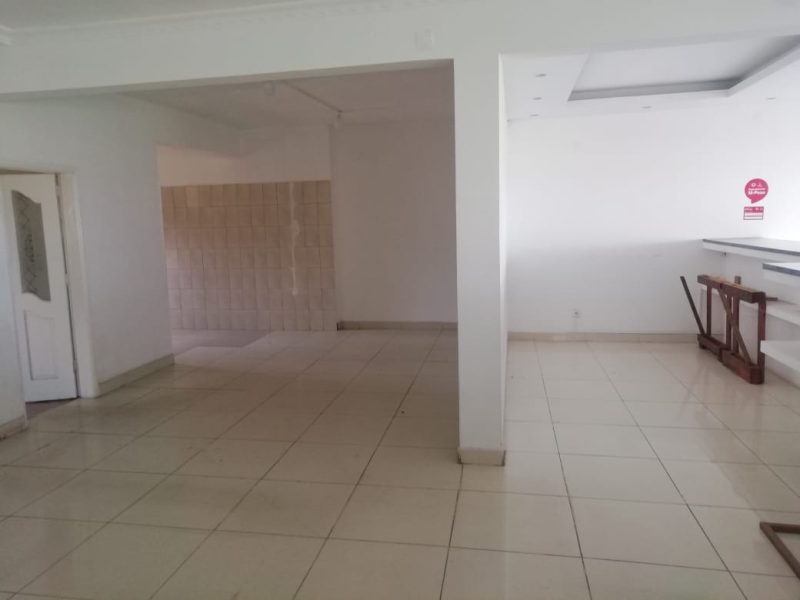 Arrenda-se Loja no Triunfo (Rua da escola)