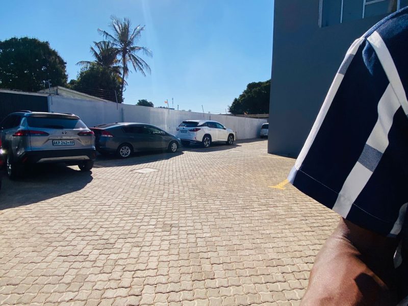 Vende-se T3 em Laulane (Berma da estrada)