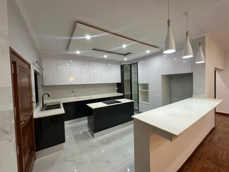 Vende-se T3 em Laulane (Berma da estrada)