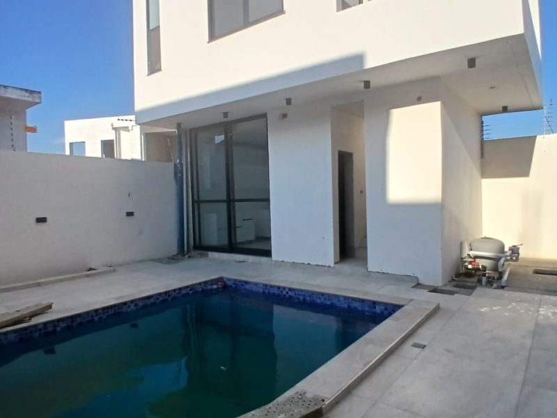 Vende-se inacabada T4 no Triunfo Novo