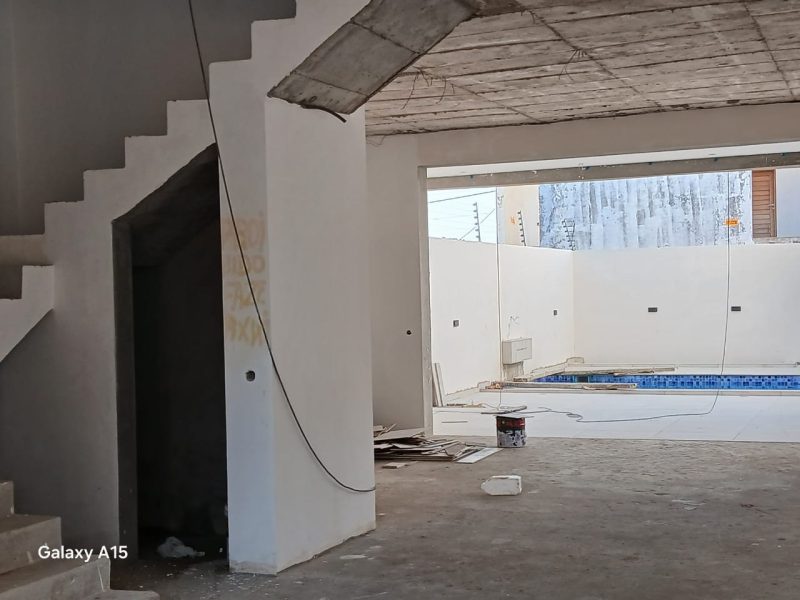 Vende-se inacabada T4 no Triunfo Novo