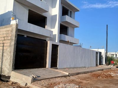 Vende-se inacabada T4 no Triunfo Novo