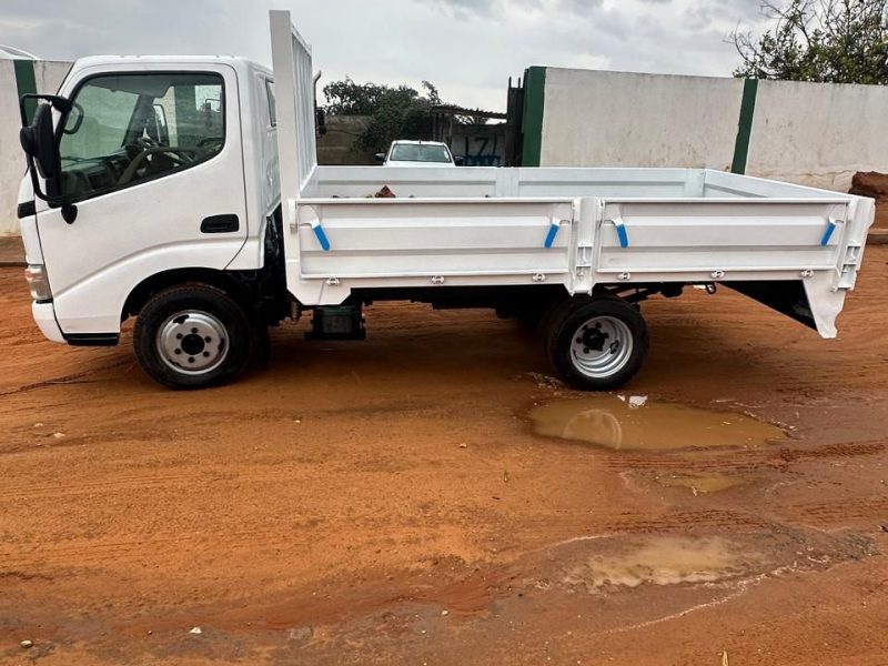 Vendo Toyota Dyna Blackberry super nova.