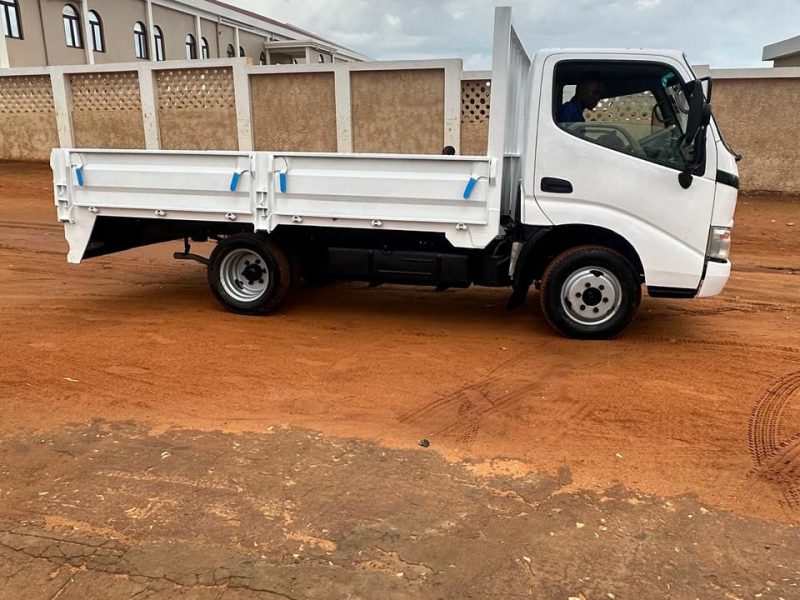 Vendo Toyota Dyna Blackberry super nova.