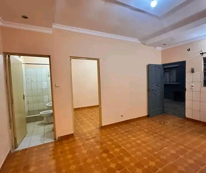 Arrenda se. Uma tipo 1 no condomínio no bairro de laulane