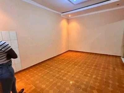 Arrenda se. Uma tipo 1 no condomínio no bairro de laulane