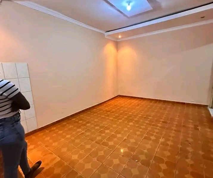 Arrenda se. Uma tipo 1 no condomínio no bairro de laulane