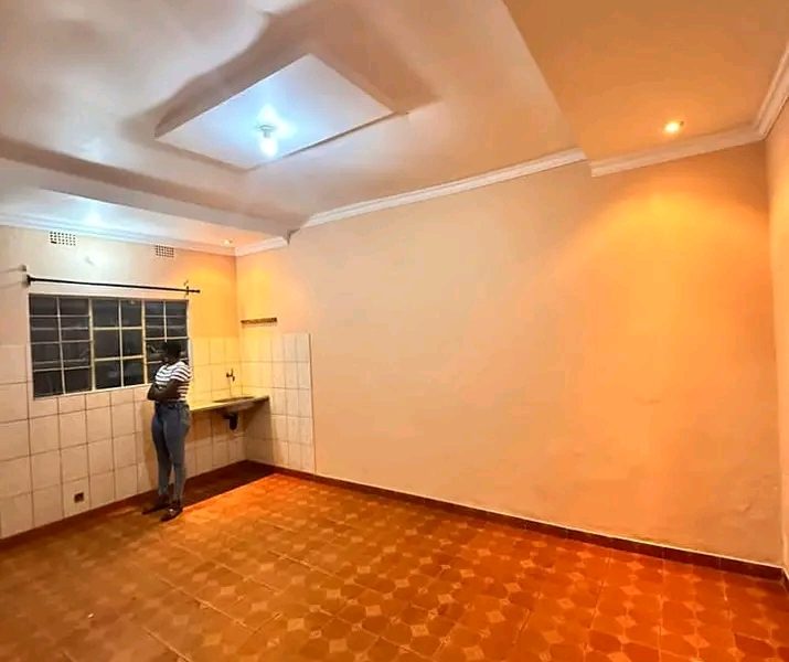 Arrenda se. Uma tipo 1 no condomínio no bairro de laulane