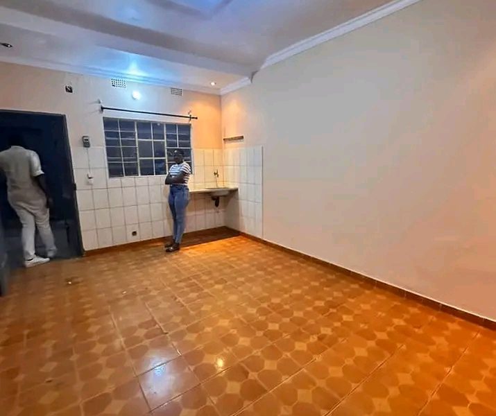 Arrenda se. Uma tipo 1 no condomínio no bairro de laulane