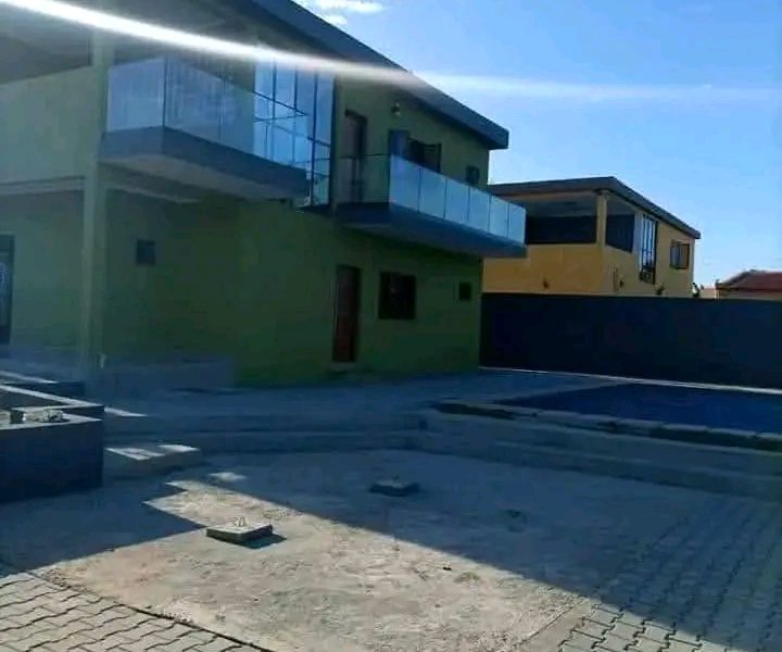 Vende-se moradia tipo4 no bairro costa do sol proximo a willow internacional