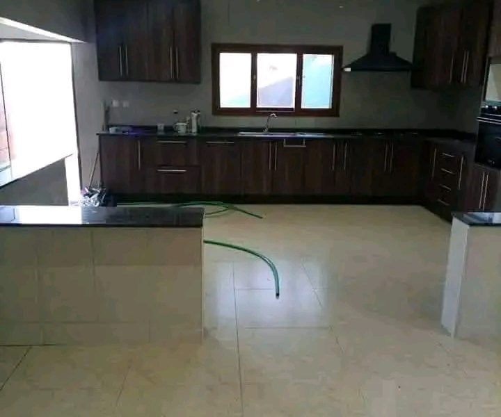 Vende-se moradia tipo4 no bairro costa do sol proximo a willow internacional