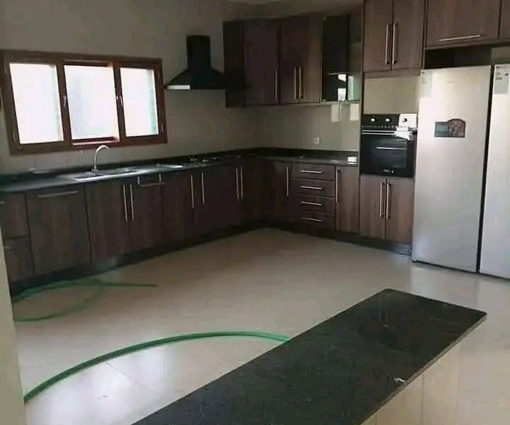 Vende-se moradia tipo4 no bairro costa do sol proximo a willow internacional