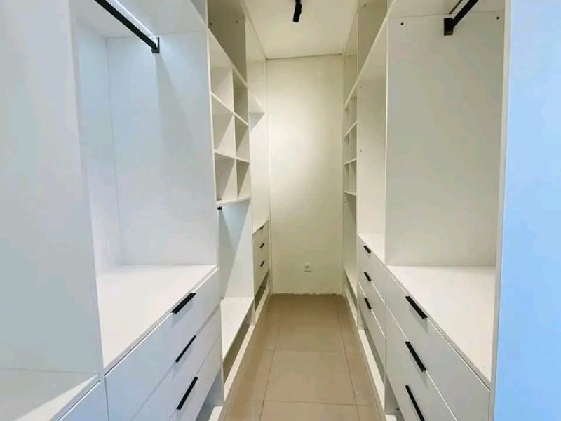 *Vende se T3 bairro Magoanine CMC a minutos do bar dos amigosPreço: 6.500.000Mzn* Cobertura placa teto falso super decorativo Três quartos Suite master Wc interna e externa Cozinha americana com fogão embutido Anexo Tipo 1 completa Wc e área de l