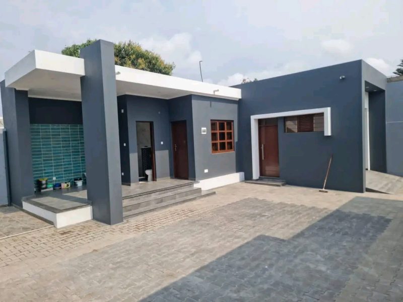 *Vende se T3 bairro Magoanine CMC a minutos do bar dos amigosPreço: 6.500.000Mzn* Cobertura placa teto falso super decorativo Três quartos Suite master Wc interna e externa Cozinha americana com fogão embutido Anexo Tipo 1 completa Wc e área de l