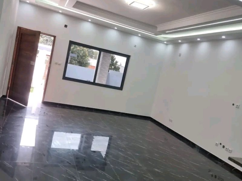 *Vende se T3 bairro Magoanine CMC a minutos do bar dos amigosPreço: 6.500.000Mzn* Cobertura placa teto falso super decorativo Três quartos Suite master Wc interna e externa Cozinha americana com fogão embutido Anexo Tipo 1 completa Wc e área de l