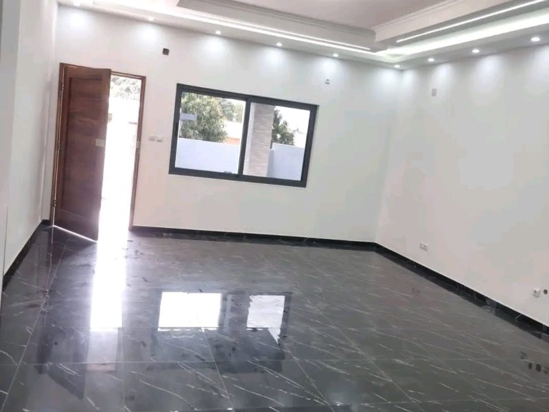 *Vende se T3 bairro Magoanine CMC a minutos do bar dos amigosPreço: 6.500.000Mzn* Cobertura placa teto falso super decorativo Três quartos Suite master Wc interna e externa Cozinha americana com fogão embutido Anexo Tipo 1 completa Wc e área de l