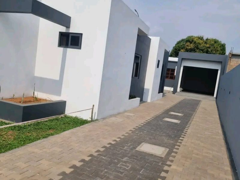 *Vende se T3 bairro Magoanine CMC a minutos do bar dos amigosPreço: 6.500.000Mzn* Cobertura placa teto falso super decorativo Três quartos Suite master Wc interna e externa Cozinha americana com fogão embutido Anexo Tipo 1 completa Wc e área de l