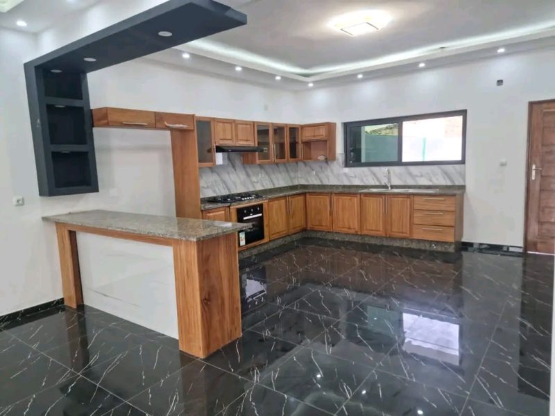 *Vende se T3 bairro Magoanine CMC a minutos do bar dos amigosPreço: 6.500.000Mzn* Cobertura placa teto falso super decorativo Três quartos Suite master Wc interna e externa Cozinha americana com fogão embutido Anexo Tipo 1 completa Wc e área de l