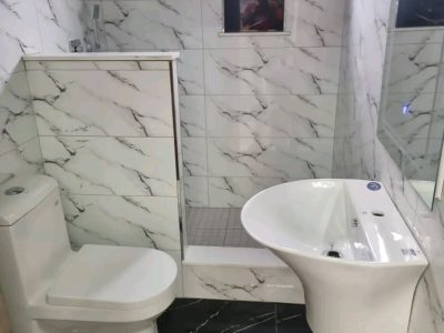 *Vende se T3 bairro Magoanine CMC a minutos do bar dos amigosPreço: 6.500.000Mzn* Cobertura placa teto falso super decorativo Três quartos Suite master Wc interna e externa Cozinha americana com fogão embutido Anexo Tipo 1 completa Wc e área de l