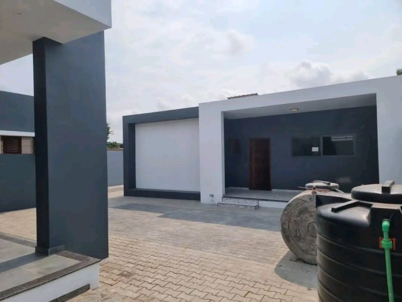 *Vende se T3 bairro Magoanine CMC a minutos do bar dos amigosPreço: 6.500.000Mzn* Cobertura placa teto falso super decorativo Três quartos Suite master Wc interna e externa Cozinha americana com fogão embutido Anexo Tipo 1 completa Wc e área de l