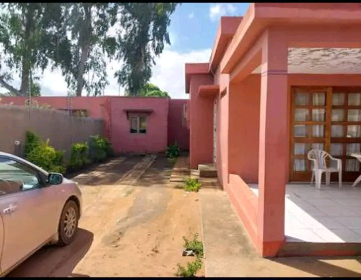 Arrenda se uma casa tipo 3 com mobília na matola