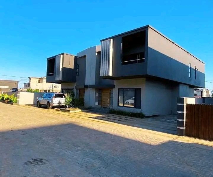 Vende-se moradia gemenida tip3 dentro de um condominio seguro no bairro da costa do sol (Mapulene bombas da galp)