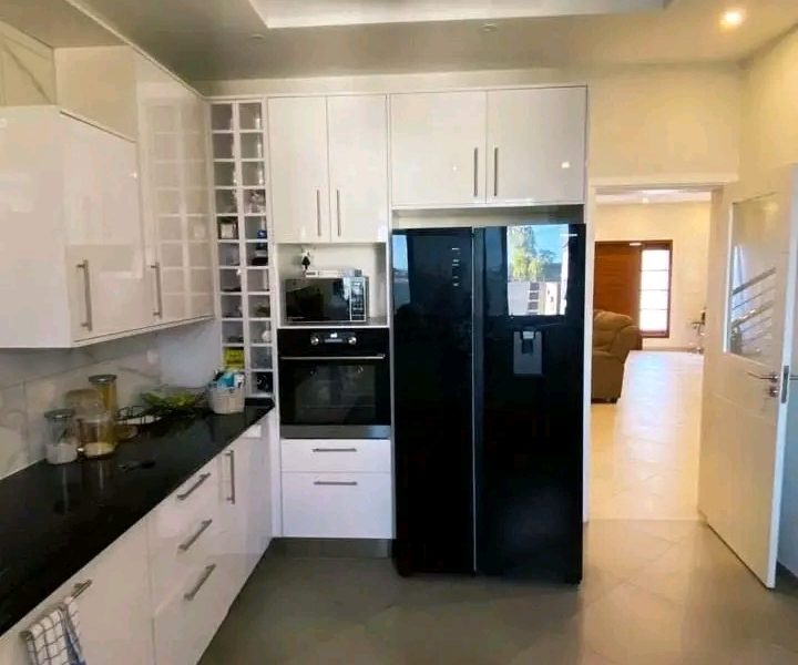 Vende-se moradia gemenida tip3 dentro de um condominio seguro no bairro da costa do sol (Mapulene bombas da galp)