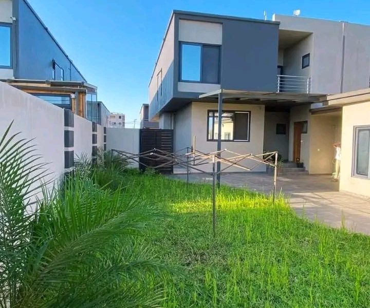 Vende-se moradia gemenida tip3 dentro de um condominio seguro no bairro da costa do sol (Mapulene bombas da galp)