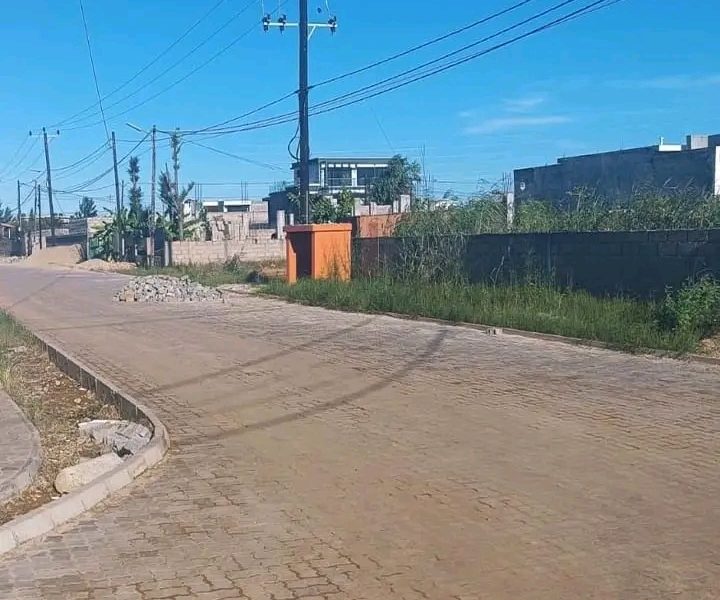 Vende-se moradia gemenida tip3 dentro de um condominio seguro no bairro da costa do sol (Mapulene bombas da galp)