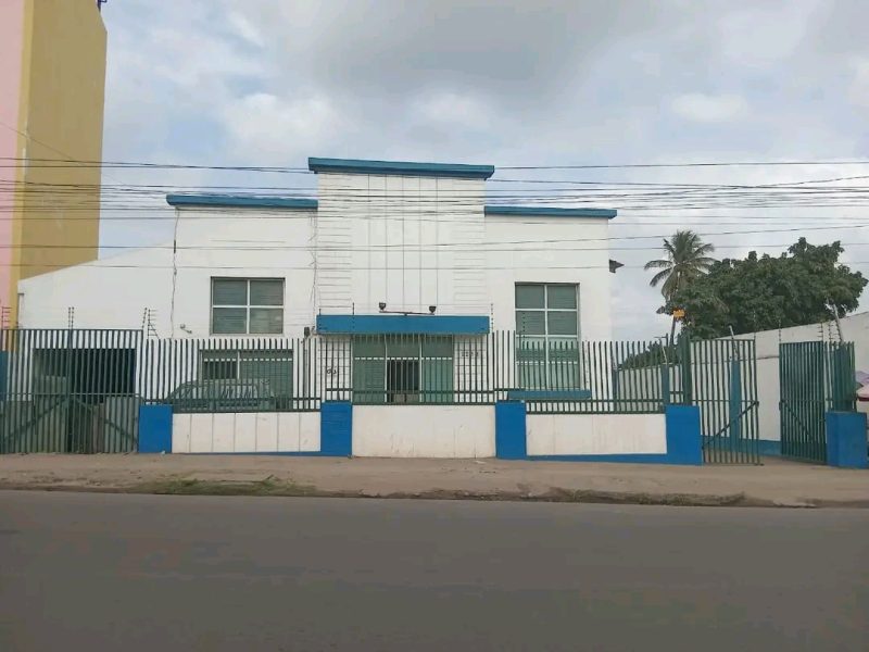 Vende-se armazém na avenida do trabalho Armazéns (2), 180 m2 + 560 m2 Gabinetes- 5 W/C - 1 Balneario- 1 Cozinha - 1 Área coberta com Chapa IBR - 150 m2 Loja 26 m2 - 1 Valor de 25 milhões negociáveis