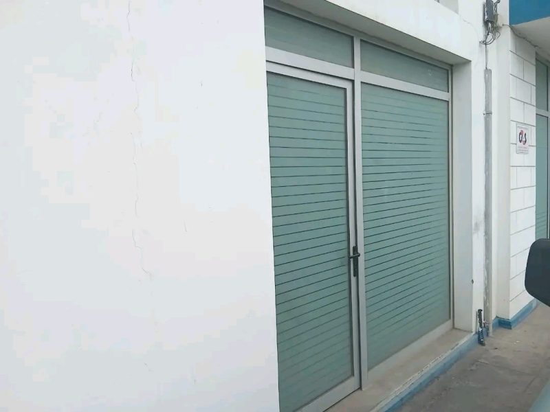 Vende-se armazém na avenida do trabalho Armazéns (2), 180 m2 + 560 m2 Gabinetes- 5 W/C - 1 Balneario- 1 Cozinha - 1 Área coberta com Chapa IBR - 150 m2 Loja 26 m2 - 1 Valor de 25 milhões negociáveis