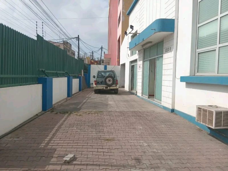 Vende-se armazém na avenida do trabalho Armazéns (2), 180 m2 + 560 m2 Gabinetes- 5 W/C - 1 Balneario- 1 Cozinha - 1 Área coberta com Chapa IBR - 150 m2 Loja 26 m2 - 1 Valor de 25 milhões negociáveis