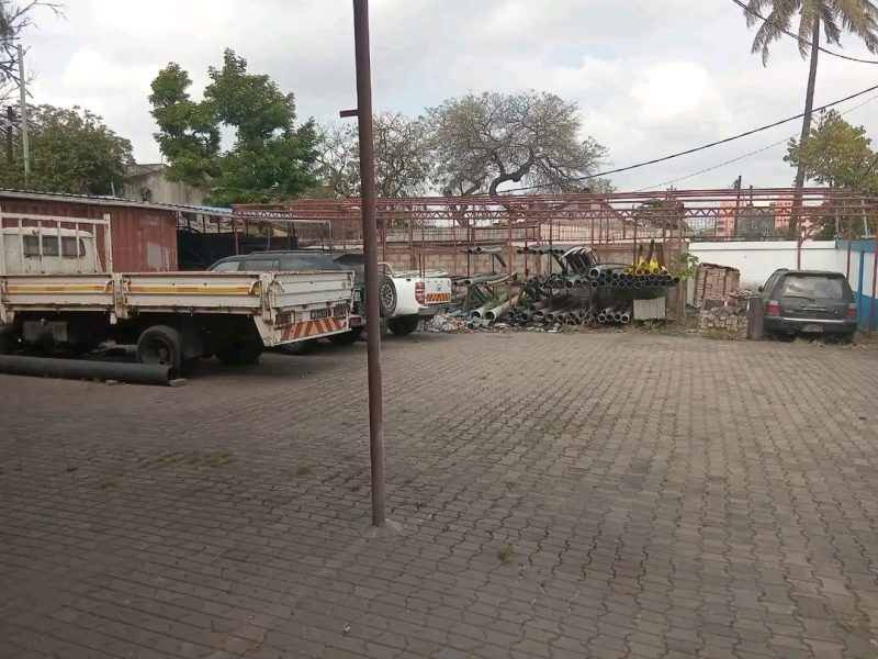 Vende-se armazém na avenida do trabalho Armazéns (2), 180 m2 + 560 m2 Gabinetes- 5 W/C - 1 Balneario- 1 Cozinha - 1 Área coberta com Chapa IBR - 150 m2 Loja 26 m2 - 1 Valor de 25 milhões negociáveis