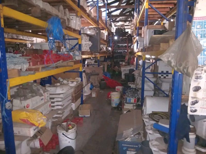 Vende-se armazém na avenida do trabalho Armazéns (2), 180 m2 + 560 m2 Gabinetes- 5 W/C - 1 Balneario- 1 Cozinha - 1 Área coberta com Chapa IBR - 150 m2 Loja 26 m2 - 1 Valor de 25 milhões negociáveis
