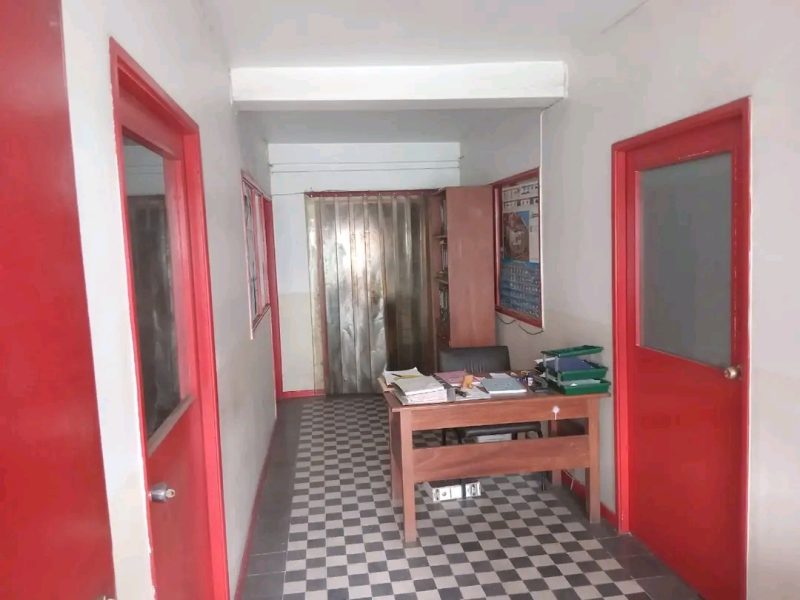 Vende-se armazém na avenida do trabalho Armazéns (2), 180 m2 + 560 m2 Gabinetes- 5 W/C - 1 Balneario- 1 Cozinha - 1 Área coberta com Chapa IBR - 150 m2 Loja 26 m2 - 1 Valor de 25 milhões negociáveis