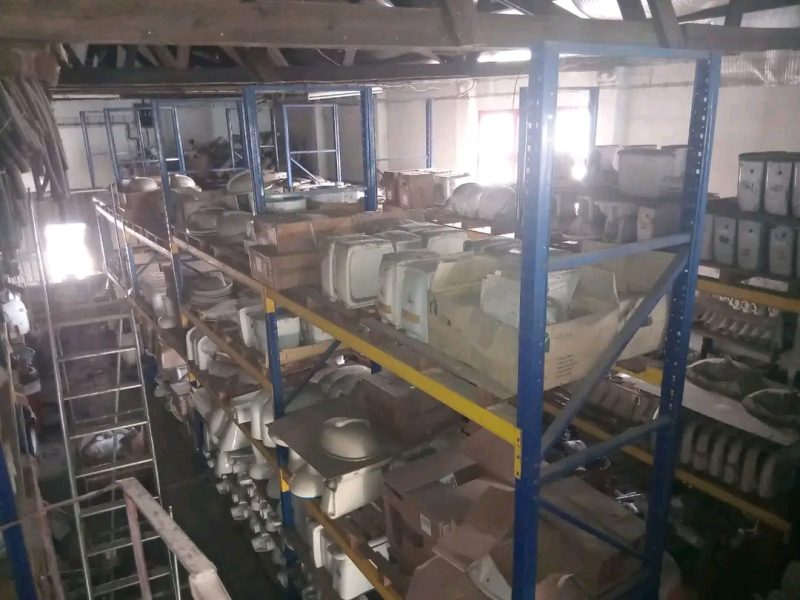 Vende-se armazém na avenida do trabalho Armazéns (2), 180 m2 + 560 m2 Gabinetes- 5 W/C - 1 Balneario- 1 Cozinha - 1 Área coberta com Chapa IBR - 150 m2 Loja 26 m2 - 1 Valor de 25 milhões negociáveis