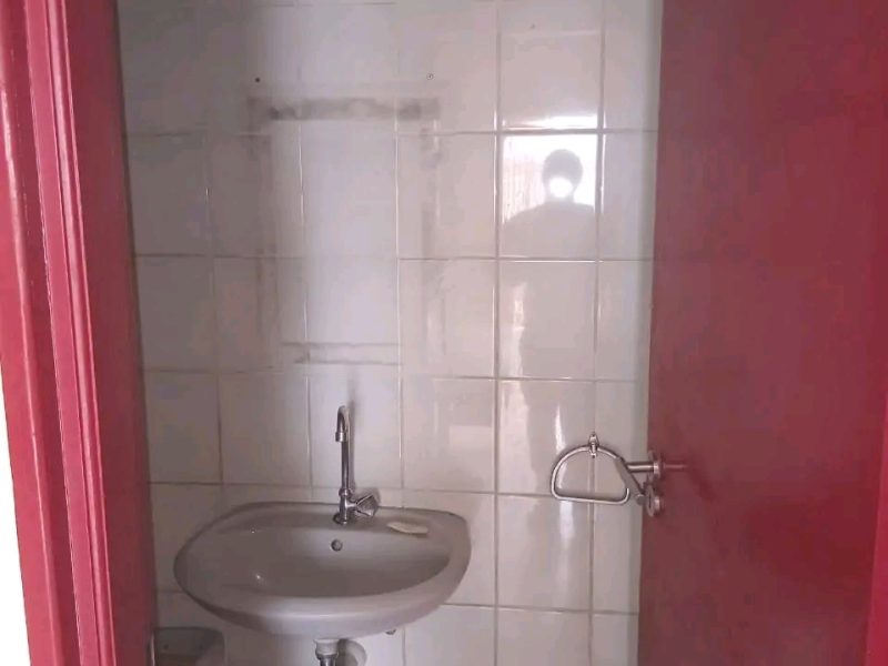 Vende-se armazém na avenida do trabalho Armazéns (2), 180 m2 + 560 m2 Gabinetes- 5 W/C - 1 Balneario- 1 Cozinha - 1 Área coberta com Chapa IBR - 150 m2 Loja 26 m2 - 1 Valor de 25 milhões negociáveis