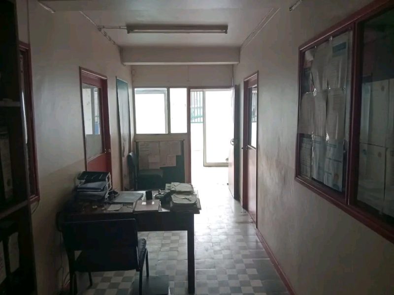 Vende-se armazém na avenida do trabalho Armazéns (2), 180 m2 + 560 m2 Gabinetes- 5 W/C - 1 Balneario- 1 Cozinha - 1 Área coberta com Chapa IBR - 150 m2 Loja 26 m2 - 1 Valor de 25 milhões negociáveis