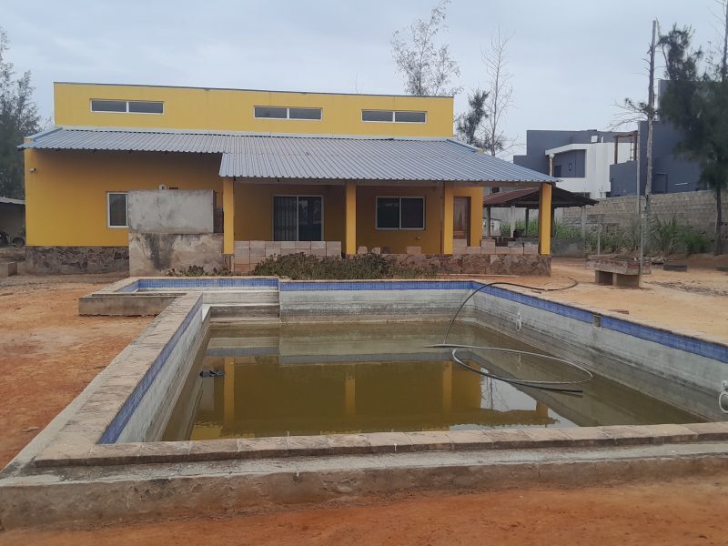 Vende-se terreno vedado no bairro costa do sol proximo ao proximo ao remar numa rua pavimentado