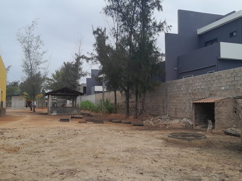 Vende-se terreno vedado no bairro costa do sol proximo ao proximo ao remar numa rua pavimentado