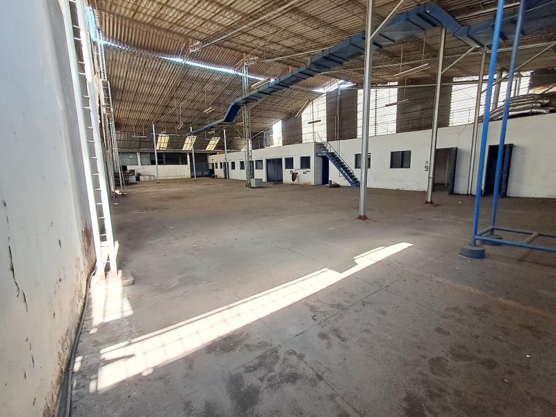 Arrenda-se armazém com 1200m² na Av. Do Trabalho