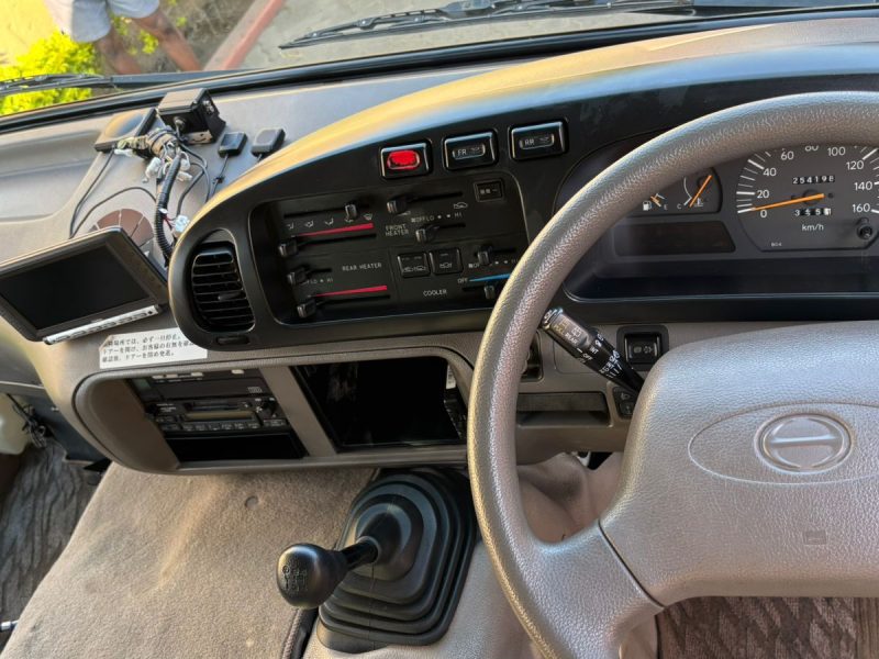 Vende-se Toyota Coaster 29 lugares