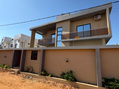 Vende-se moradia tipo 4 no bairro da costa do sol mapulene proximo as bombas da galp