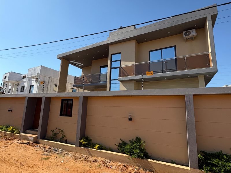 Vende-se moradia tipo 4 no bairro da costa do sol mapulene proximo as bombas da galp