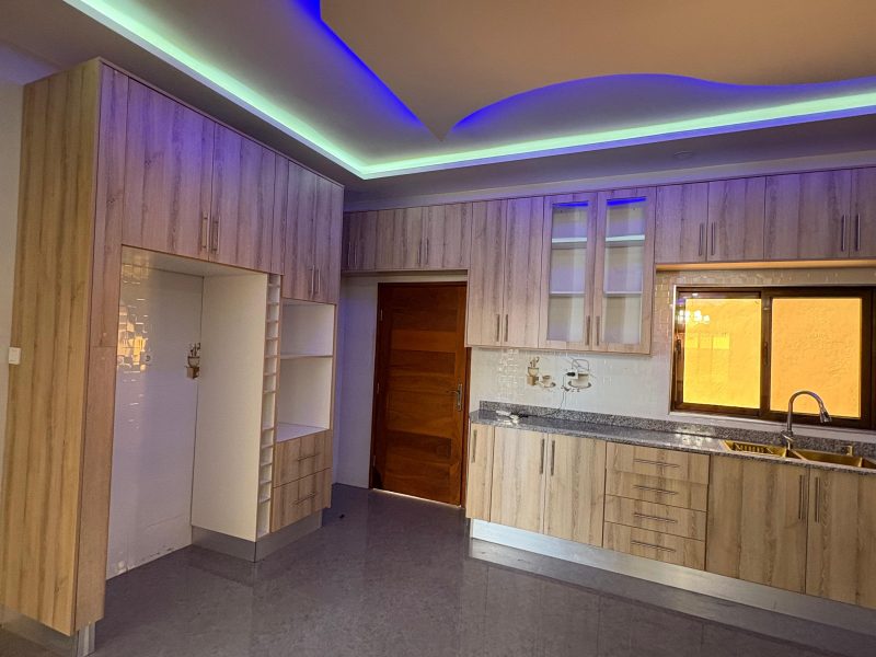 Vende-se T4+anexo em Mapulene