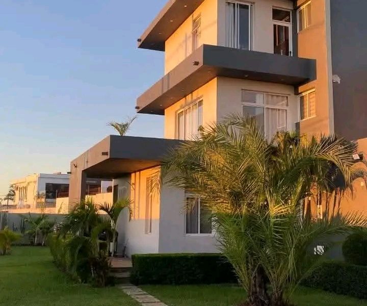 Vende-se tipo5 moradia luxuosa no bairro costa do sol Mapulene a 1minuto das bombas da galp