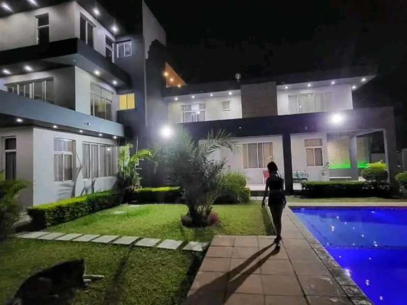 Vende-se tipo5 moradia luxuosa no bairro costa do sol Mapulene a 1minuto das bombas da galp